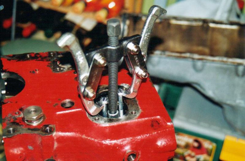 Engine and oil pump