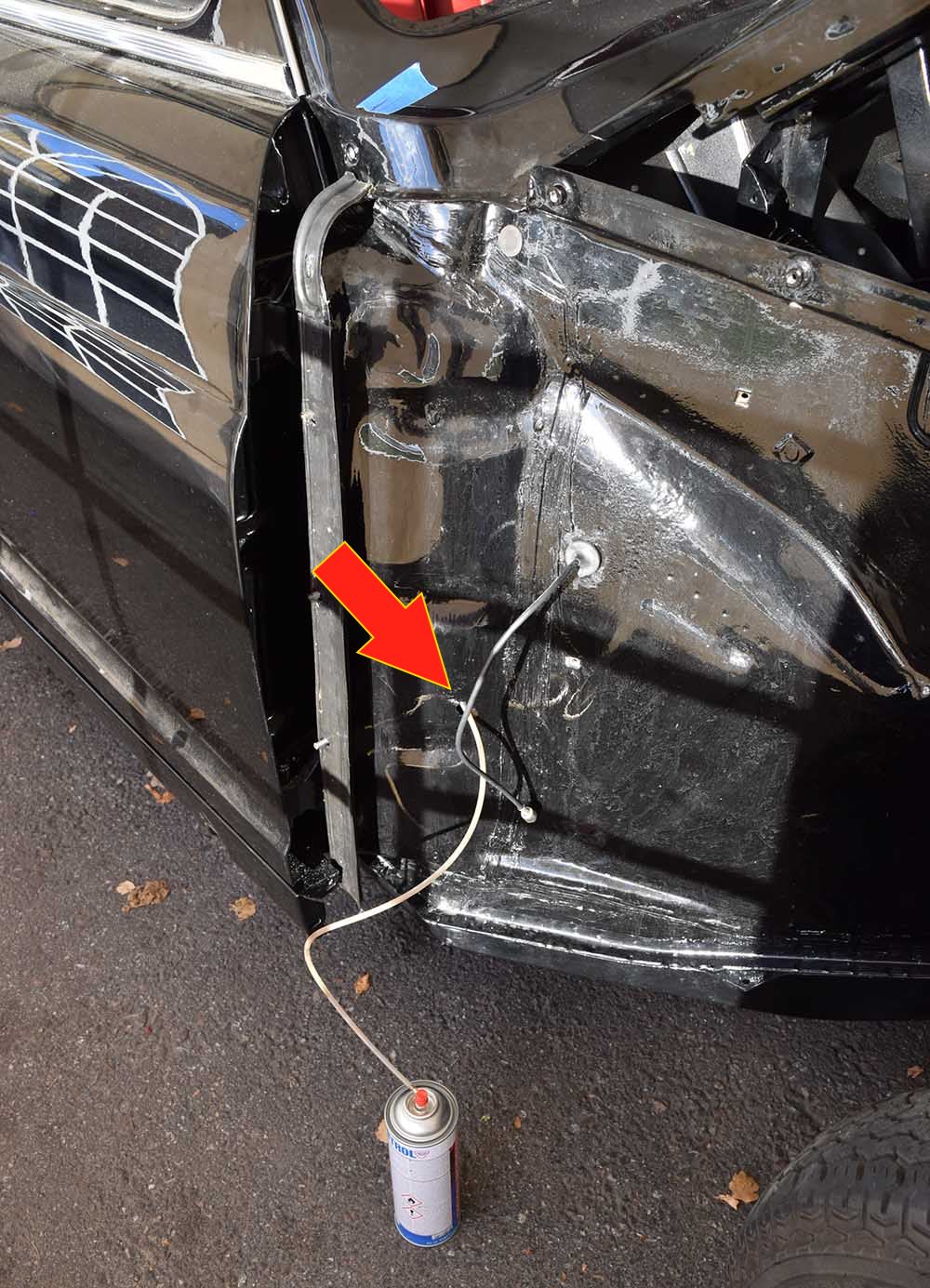 Example of my, during the restoration, continous rust protection of my Mercedes 219 W105, here the A-pillar