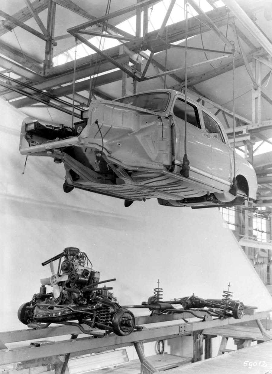 Marriage of a W120 chassis to its body in Sindelfingen, 1953, © Daimler AG