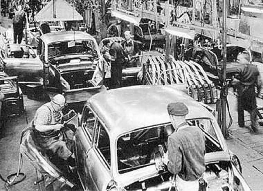 The assembly line for Mercedes Pontons in Sindelfingen, © Daimler AG