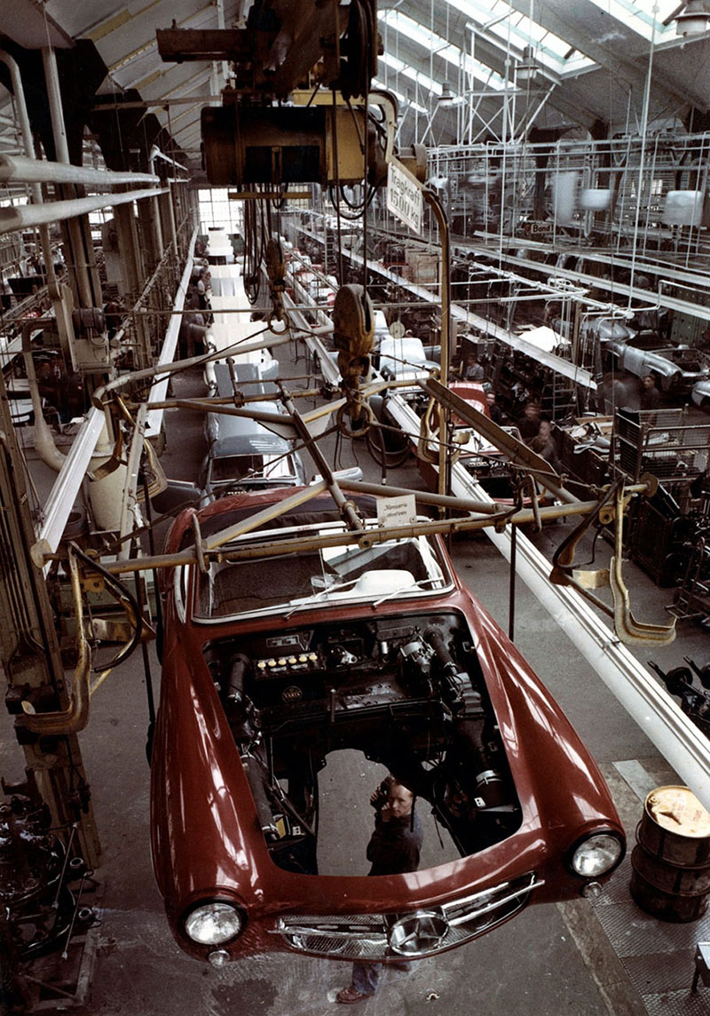 The assembly line for the Mercedes-Benz 190SL, also considered as a Ponton, in Sindelfingen, © Daimler AG