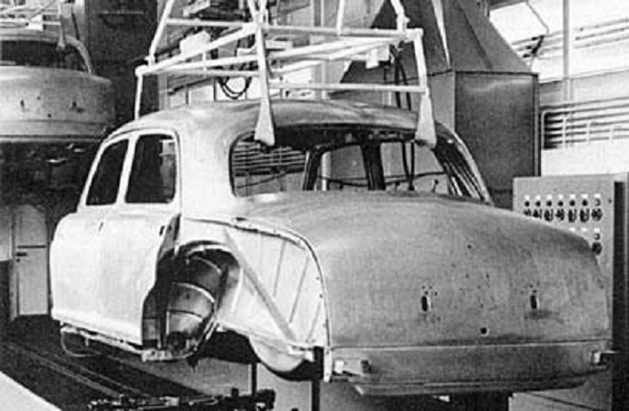 Another shot of a Mercedes Ponton in Stuttgart assembly line, © Daimler AG