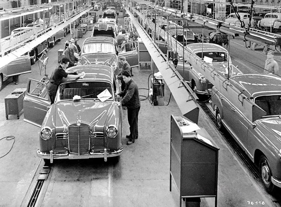 Final adjustment on MB Ponton 4-cylinder model on the Sindelfingen assembly line, © Daimler AG
