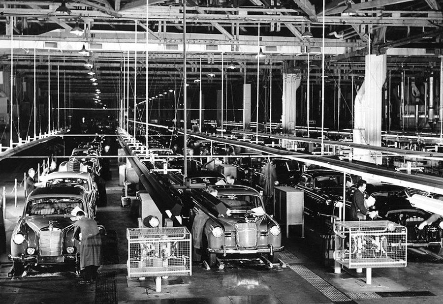 Final check of Mercedes Ponton 6-cylinder to the left, and 4-cylinder vehicles in the middle and right lanes, © Daimler AG