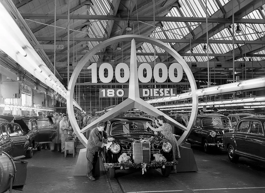 The 100.000th Mercedes 180D Ponton produced, 1958, © Daimler AG