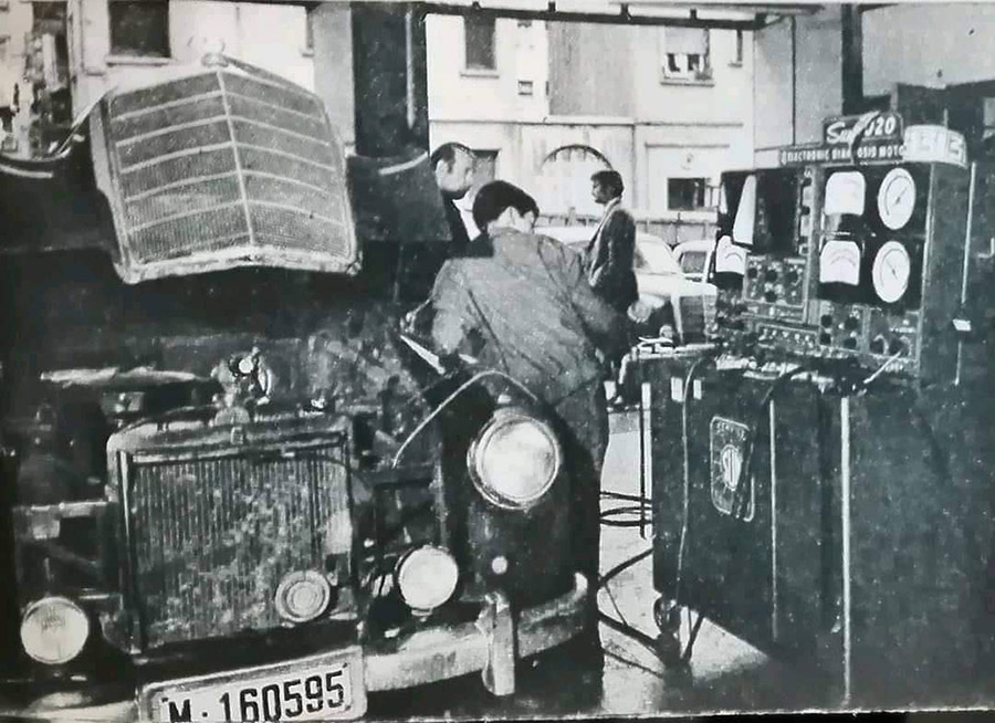 A 6-cylinder Mercedes Ponton (219, 220a or S, probably in Munich, being checked with the help of a Sun 1020 Engine Analyzer