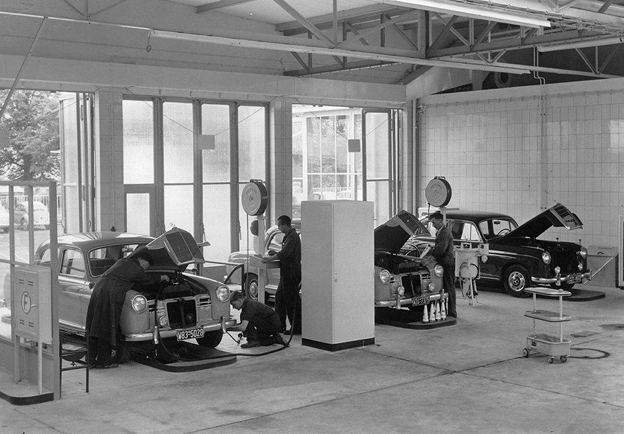 Fulda branch’s workshop in Frankfurter Straße 125. Customer service oil change station with two 180 and a 6-cylinder 22a Pontons, © Daimler AG