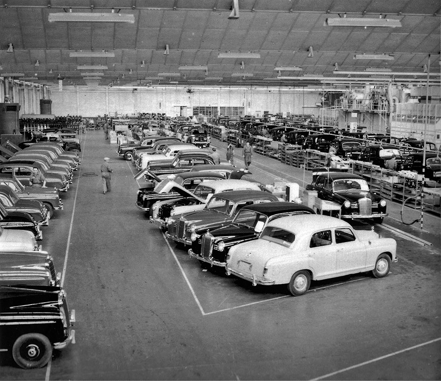 The picture probably shows a hall for delivery-ready Mercedes-Benz Pontons, © Daimler AG