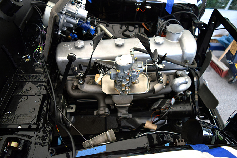 Intake pipe, exhaust manifold and PAATI 32 carburetor Intake pipe, exhaust manifold and PAATI 32 carburetor of the Mercedes M 180 II (180.921)