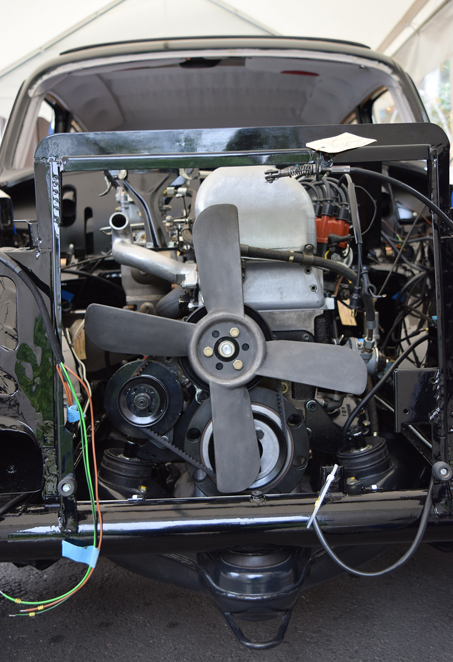 Front view of the engine with its fan Front view of the engine with its fan in the Mercedes 219