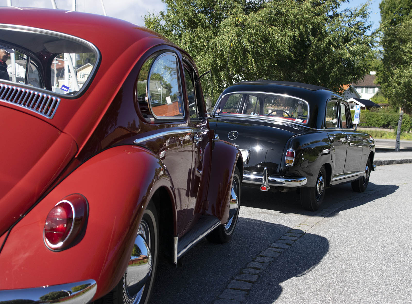 A VW Beatle and a Mercedes-Benz 219 Ponton