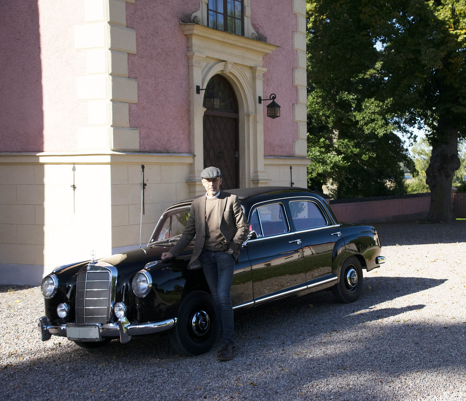 Mercedes 219 Ponton in front of Skånelaholm castle