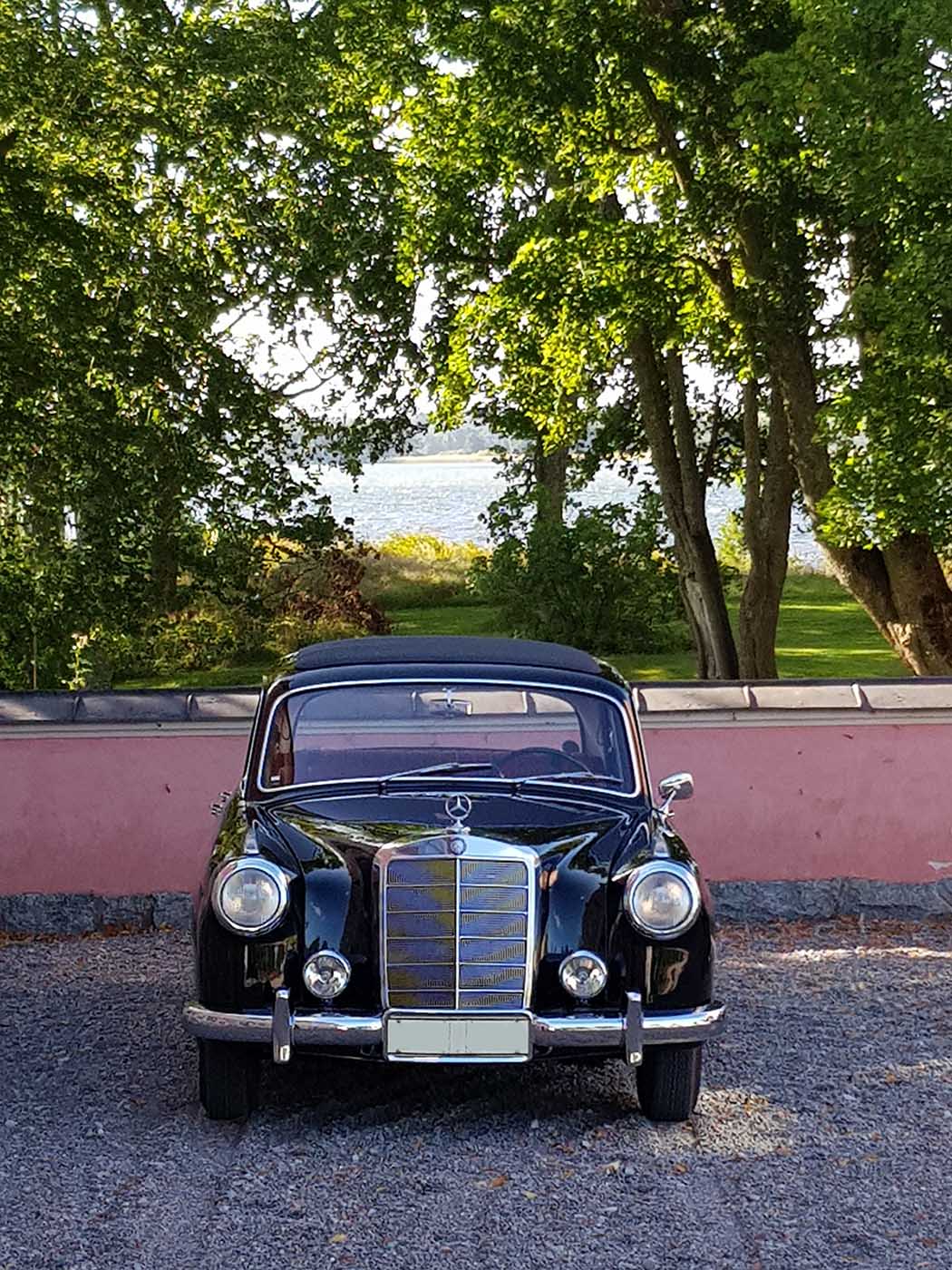A Mercedes-Benz 219 Ponton with the lake Fysingen behind
