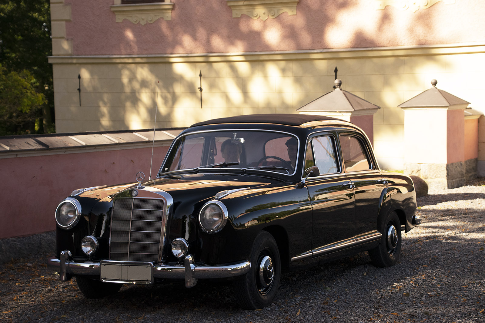 A Mercedes 219, W105, at Skånelaholms Castle